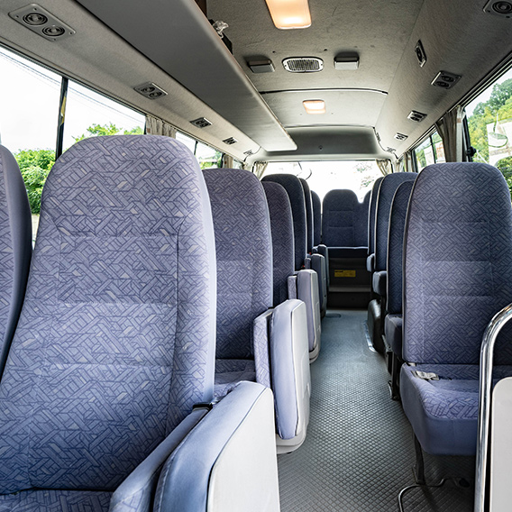 マイクロバスの車内